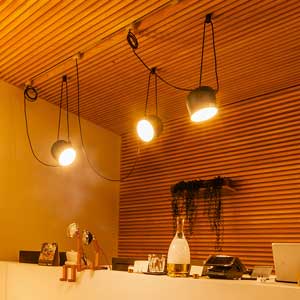 FLOS AIM シバタ照明ショールーム　カウンターでの使用例