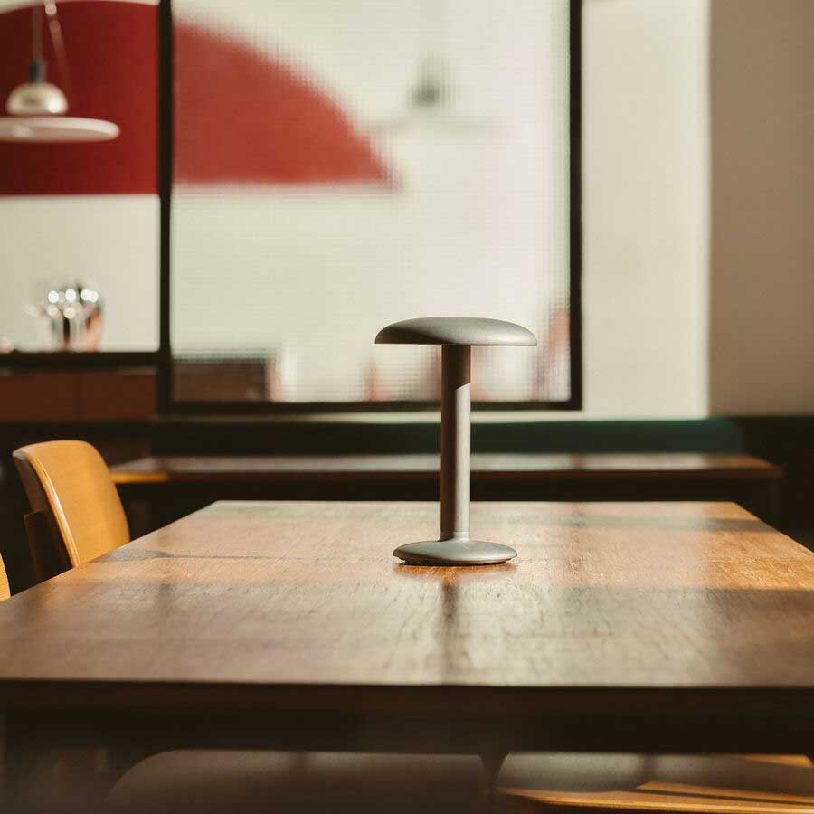 FLOS(フロス)  GUSTAVE テーブルライト 充電式ポータブルライト バッテリー交換可能 ヴァンサン・ヴァン・デューセン【正規販売店】