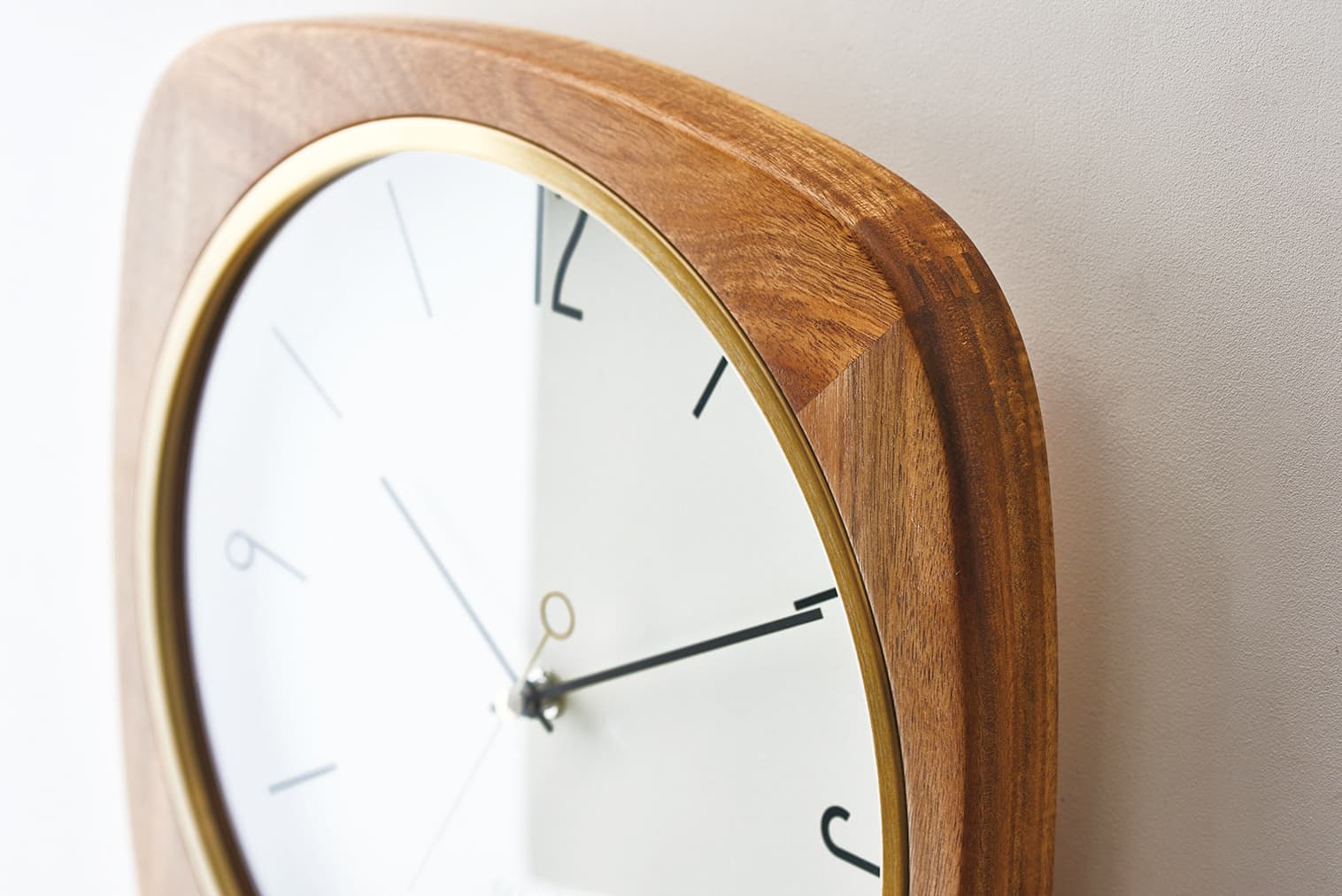 インターフォルム Mauritz マウリッツ ウォールクロック　針のカチコチ音が気にならない連続秒針スイーブメント