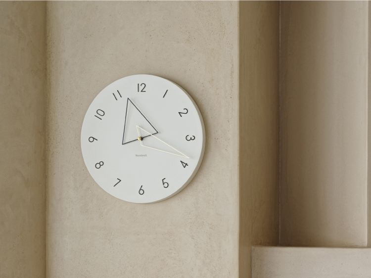 インターフォルム Kolmio コルミオ ウォールクロック　針のカチコチ音が気にならない連続秒針スイーブメント